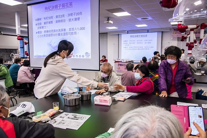 嘉藥藥粧科五專生準備漢方茶飲提供到校長輩享用