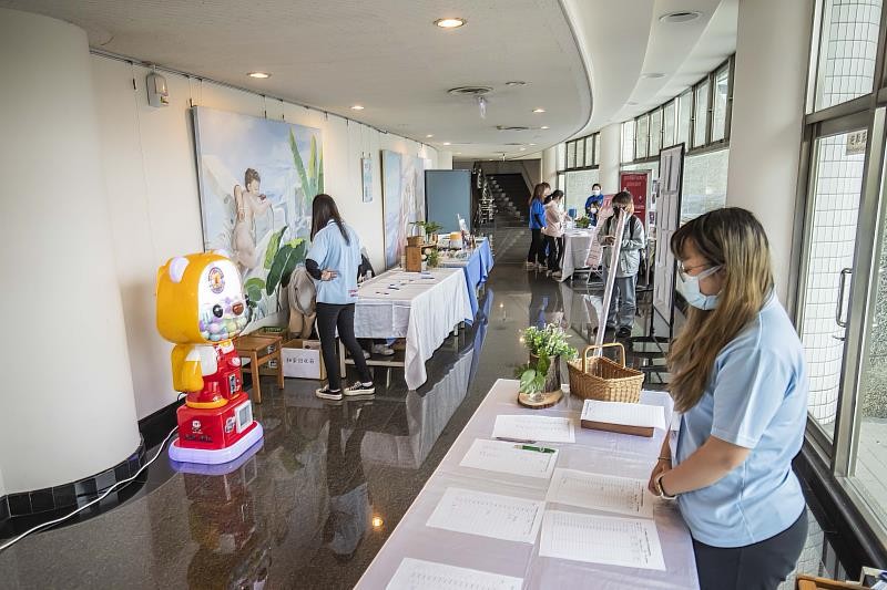 現場邀請女性主義專業書店合作設攤炒熱氣氛