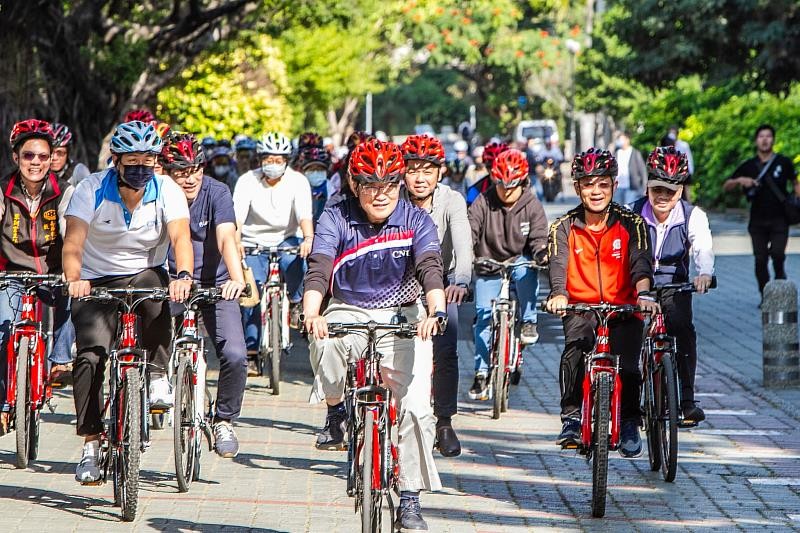 黃金休閒單車騎活動在校長錢紀銘(前中)帶領下出發